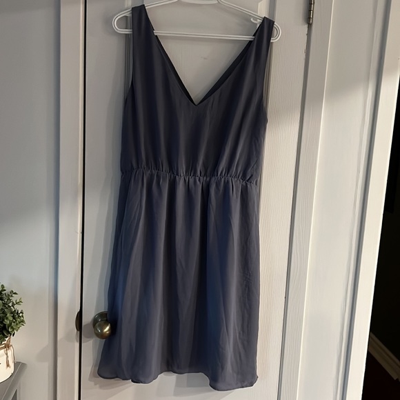 EUC V-neck dress - Picture 2 of 2
